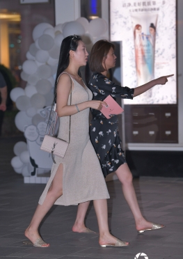 街拍夜拍性感少妇长腿美女