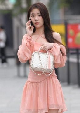 (43926) 粉色女孩~ 街拍第一站精品街拍免费视频