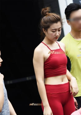 吉祥的红色紧身瑜伽裤女孩