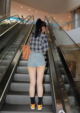 爱笑的短裤【938P】3a街拍第一站白衣校花与大长腿女孩