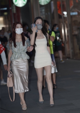 街拍简约白色吊带修身裙[220P]大白腿极品美女套图