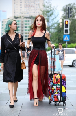 红发红裙行李箱【18P】3a街拍第一站红色长纱裙大白腿美女的脚套图！