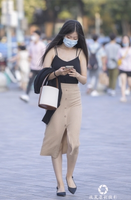 针织裙朦胧美【137P】无界街拍美术馆戴口罩的紧身裙翘臀美女的脚套图，当人们对美丽的标准进行探讨的时候，总是会生出不同的意见