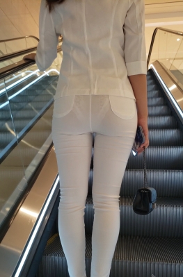 59458-59459-59460逛街的裸背白色紧身裤翘臀大长腿美女走在大街回头率很高视频