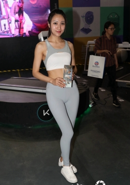 魔镜街拍第一站前台小姐姐美女