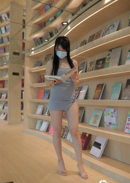 蝴蝶结头饰灰裙【352P】魔镜街拍美术馆戴口罩的超短包裙翘臀大长腿美女套图，黑色长发美臀美腿女孩很性感，小姐姐看着像个小学妹女神美图录！