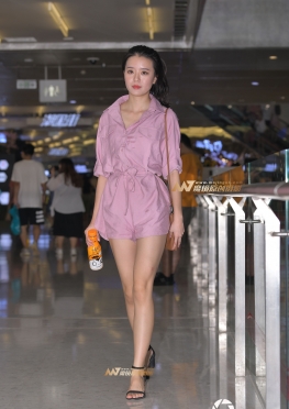 魔镜原创街拍商场夜拍气质少妇