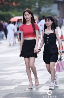 魔镜街拍美术馆搭讪高跟美女，停下来让我拍照的大长腿美腿女孩图片