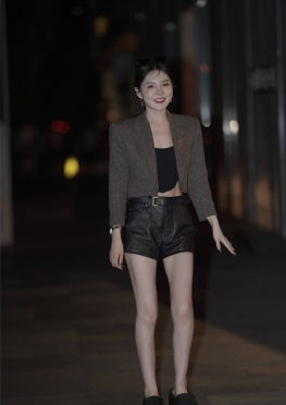魅L皮短K【85P】笑容甜美的短裤冷白皮大白腿长腿美女套图