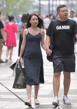 无界街拍第一站牵着好身材的性感媳妇