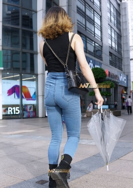 高腰紧绷蓝牛长腿女孩