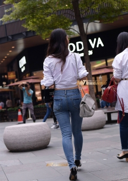 紧身蓝色牛仔裤女孩