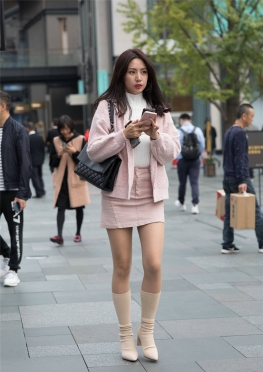 No.6668 想念你的笑，独自逛街的短裙长靴长腿女孩