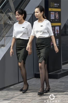 3a街拍第一站穿黑丝袜的好闺蜜大长腿美女的脚，两位短裙美腿女孩美图录！