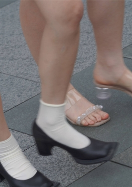 牛仔Q简单好看【232P】布料很少的上衣牛仔短裙大白腿美女