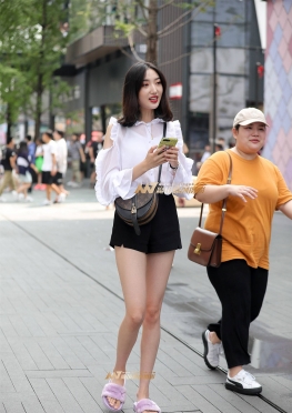 超长小姐姐 美丽动人 穿着拖鞋逛街的热裤白腿女孩