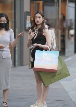 女-S设计感黑Q【275P】逛街的很有设计感的短裙长腿美女