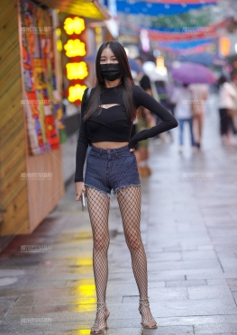 (42989) 甜美乖巧的网袜大长腿美眉 [21P]