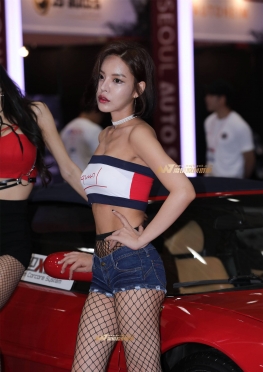 短发渔网袜车模长腿小姐姐