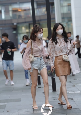 34218【90P+1V】3a街拍美术馆牛仔热裤大白腿女孩套图视频