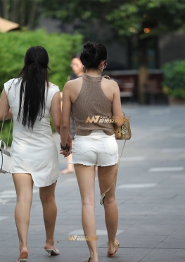 上衣这么穿还挺性感，大白腿长腿女孩