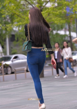无敌好身材，逛街的紧身牛仔裤长腿女孩