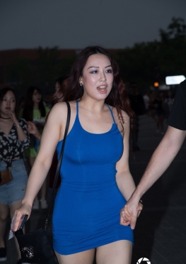 一闪而过的灿烂繁花 白衣校花与大长腿女孩