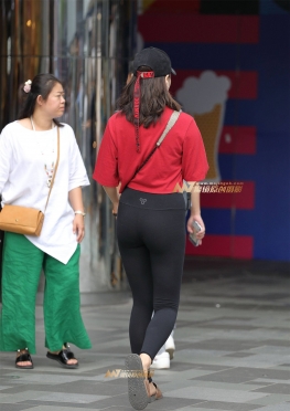 鸭舌帽，黑色健美裤MM