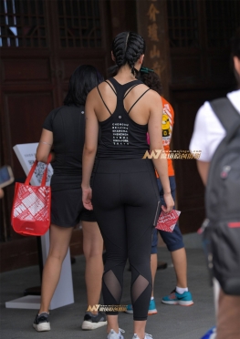 紧身黑色弹力裤长腿女孩