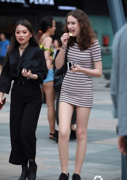 魔镜街拍第一站短裙美腿，漂亮洋妞