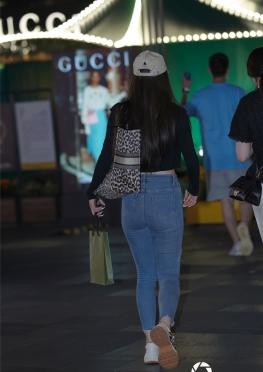 34090【59P+1V】夜晚逛街的蓝色紧身牛仔长裤女孩套图视频