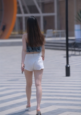 6556【770P】一个人逛街的白色超短热裤大白腿美足女孩套图