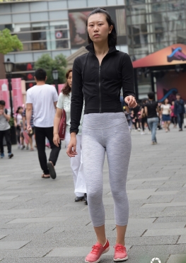 魔镜原创街拍第一站又见瑜伽裤，跑的飞快美女